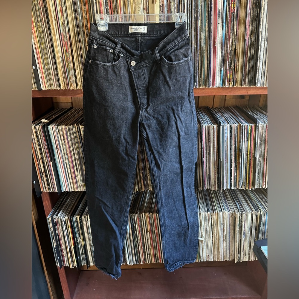 Abercrombie Jeans- Dad High Rise with crossover button detail